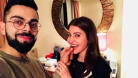 Awal Desember tahun lalu, Anushka resmi dipersunting pemain kriket India, Virat Kohli. Begini nih kemesraan mereka tepat di hari ulang tahunnya ke  30 tahun pada Mei lalu.  Foto: Instagram @anushkasharma