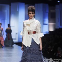 Sekali lagi koleksi ini memperlihatkan kepiawaian Seb dan Cristina dalam mengolah material. Dari teknik melipat, menekuk, dan menyusun bahan yang telah ditampilkan tahun lalu dikembangkan lebih jauh oleh mereka dengan teknik anyar lewat karakter desain yang ringan dan berkonstruksi. (Foto: Moh. Abduh/Wolipop)