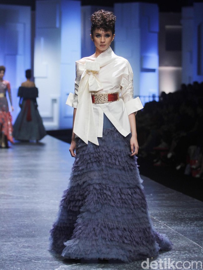 Sekali lagi koleksi ini memperlihatkan kepiawaian Seb dan Cristina dalam mengolah material. Dari teknik melipat, menekuk, dan menyusun bahan yang telah ditampilkan tahun lalu dikembangkan lebih jauh oleh mereka dengan teknik anyar lewat karakter desain yang ringan dan berkonstruksi. (Foto: Moh. Abduh/Wolipop)
