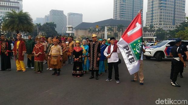 Beratribut Partai-Pakaian Adat, Massa Kampanye Damai Padati Monas