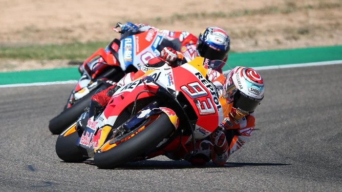 Serunya Marc Marquez vs Andrea Dovizioso di MotoGP Aragon memunculkan ketegangan di lini masa Twitter (Foto: Heino Kalis/Reuters) Serunya Marc Marquez vs Andrea Dovizioso di MotoGP Aragon memunculkan ketegangan di lini masa Twitter (Foto: Heino Kalis/Reuters)