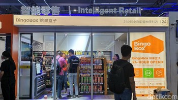 Kalau yang ini Bingo Box, mini market tanpa pramuniaga dan kasir. Dari mulai masuk, berbelanja dan membayar barang hingga keluar lagi, semua dilakukan dengan memindai QR code di aplikasi pada ponsel. Foto: Rachmatunnisa/detikINET