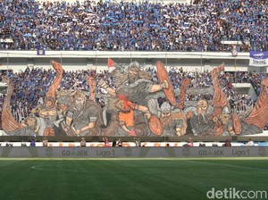 Kompak Dukung Persib: Suporter Suguhkan Koreo, Ridwan Kamil Nonton di Tribune