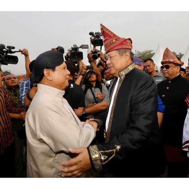 Meski sudah tampil maksimal, SBY ternyata tidak mengikuti acara hingga selesai. Belum kelar acara, Ketua Umum Partai Demokrat yang mendukung paslon Prabowo-Sandi di Pilpres 2019 itu memutuskan walk-out sebagai bentuk protes atas ketidaktertiban acara. Ia akhirnya tak ikut meneken komitmen kampanye damai di acara yang digelar Komisi Pemilihan Umum (KPU) itu. (Foto: Instagram/@aniyudhoyono)