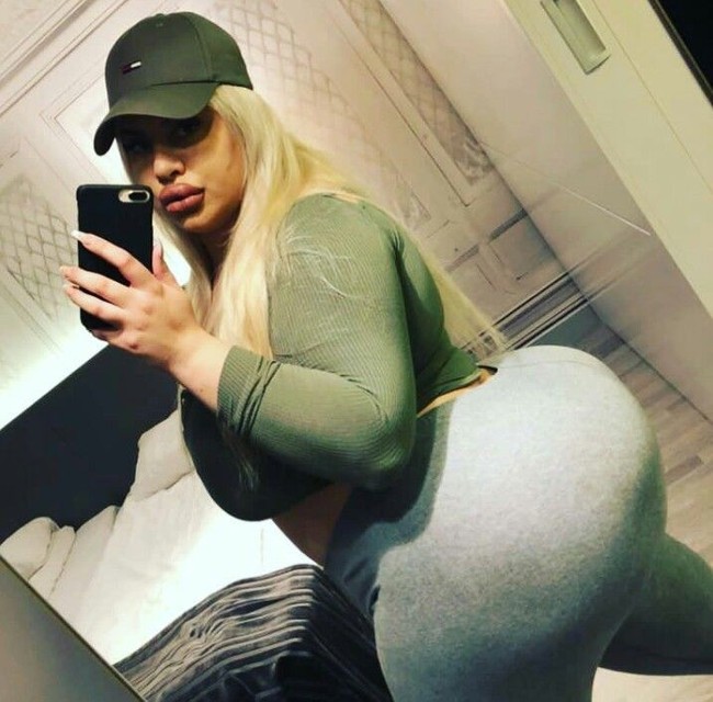 Ini Natasha Crown yang terobsesi jadi pemilik bokong terbesar di dunia. Natasha punya bokong super besar. Ia telah melakukan operasi pembesaran ukuran bokong sebanyak tiga kali dan merasa masih kurang besar. Padahal penampilannya kini terlihat sangat palsu.  Foto: Dok. Instagram Natasha Crown