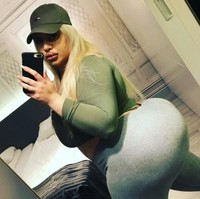 Ini Natasha Crown yang terobsesi jadi pemilik bokong terbesar di dunia. Natasha punya bokong super besar. Ia telah melakukan operasi pembesaran ukuran bokong sebanyak tiga kali dan merasa masih kurang besar. Padahal penampilannya kini terlihat sangat palsu.  Foto: Dok. Instagram Natasha Crown