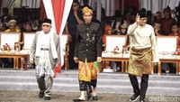 Jokowi memakai pakaian adat, Maruf masih dengan setelan khasnya: jas dipadu sarung. 