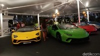 Mobil tersebut diboyong dari Jakarta dan Surabaya, totalnya hampir 20 mobil mejeng di tengah-tengah keramaian wisatawan dan turis asing. Foto: Ridwan Arifin
