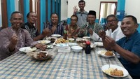 Sedap pisan! Kali ini mang Oded bersama warga sedang makan sate. Semuanya terlihat tak sabar ingin melahap satenya.Foto: Instagram @mangoded_md