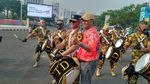 Bertopi Terbalik dan Kacamata Hitam, Aksi Budi Karya Main Drumband