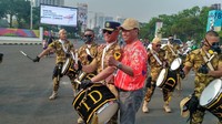 Menteri Perhubungan Budi Karya Sumadi menghadiri puncak acara Hari Perhubungan Nasional. Begini gaya Menhub menabuh drum. Foto: Achmad Dwi/detikFinance