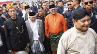 Bahkan saat tiba di lokasi pun, Jokowi dan Prabowo juga terlihat sangat semringah.