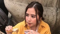 Makana itu kemudian disantap Prilly Latuconsina di pinggir jalan. Foto: Instagram Prilly Latuconsina