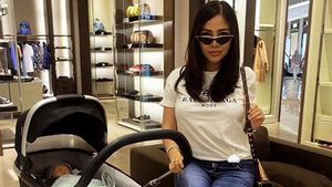 Belum 2 Minggu, Bella Shofie Ajak Bayinya Ke Mall