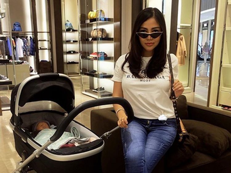 Belum 2 Minggu, Bella Shofie Ajak Bayinya Ke Mall