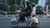 Vespa Sprint Tahun 1968 warna Silver. Itulah kendaraan keluarga kami sejak dulu, tutur Anies di kalimat pertama caption instagram-nya. Foto: Instagram/Anies Baswedan