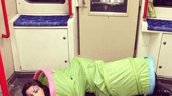 Nah loh, dilarang tidur seperti ini ya kalau di Indonesia! Foto: Istimewa
