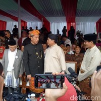 Bagaimana dengan Sandiaga Uno? Cawapres nomor urut 02 itu memilih pakaian adat khas Melayu, Teluk Belanga. Warna krem kemejanya senada dengan Prabowo, dengan padandan songket bernuansa keemasan yang dililit di luar kemeja. (Foto: Gibran dan Jordan/detikcom)
