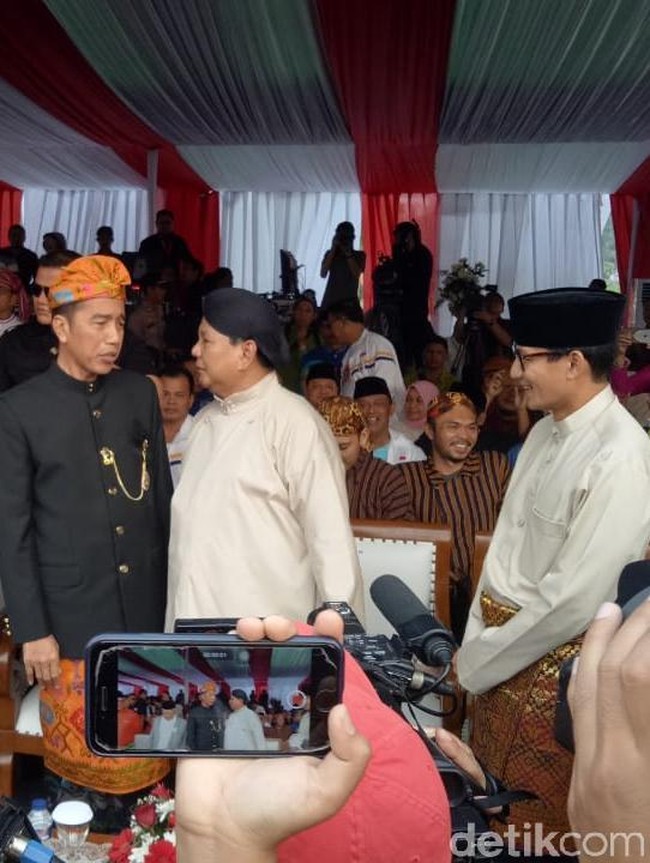Bagaimana dengan Sandiaga Uno? Cawapres nomor urut 02 itu memilih pakaian adat khas Melayu, Teluk Belanga. Warna krem kemejanya senada dengan Prabowo, dengan padandan songket bernuansa keemasan yang dililit di luar kemeja. (Foto: Gibran dan Jordan/detikcom)