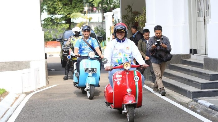 Oded naik vespa ke Stadion GBLA Oded naik vespa ke Stadion GBLA
