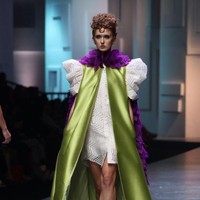 Busana dengan styling tabrak-warna mendominasi koleksi ini. Sebagai pembuka, tampil deretan busana dalam padanan merah muda dan hijau muda yang meninggalkan kesan centil dan jenaka namun tetap elegan dan berwibawa dengan siluetnya yang konstruktif. (Foto: Dok. Tim Muara Bagdja)