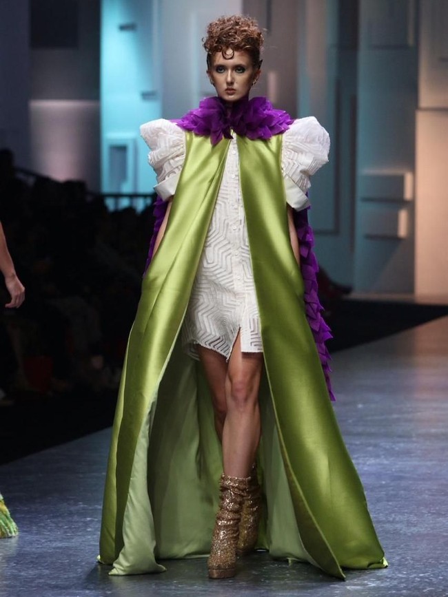 Busana dengan styling tabrak-warna mendominasi koleksi ini. Sebagai pembuka, tampil deretan busana dalam padanan merah muda dan hijau muda yang meninggalkan kesan centil dan jenaka namun tetap elegan dan berwibawa dengan siluetnya yang konstruktif. (Foto: Dok. Tim Muara Bagdja)