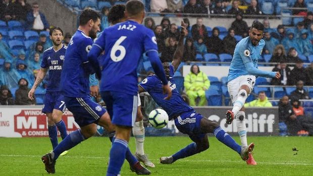 Riyad Mahrez mencetak dua gol untuk Manchester City ke gawang Cardiff. (