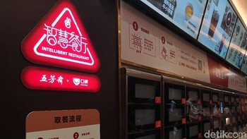 Cara yang sama juga diterapkan pula di kedai-kedai makanan, salah satunya di warung bacang bernama Wufangzhai. Kita memilih menu, membuka loker tempat makanan tersaji dan membayarnya secara otomatis lewat ponsel. Foto: Rachmatunnisa/detikINET