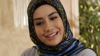Seakan ingin melupakan masalahnya, Shinta Bachir kini sudah bisa tersenyum. Foto: Palevi S/detikHOT