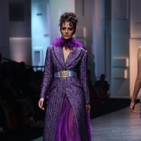 Adibusana bukan cuma tentang gaun bersiluet megar. Busana malam dalam bentuk yang lebih kasual seperti blazer panjang  dengan padanan panjang yang dihiasi aksen bulu hingga minidress dengan dekorasi ruffle yang gigantis nan dramatis menjadi tawaran Sebastian Gunawan Couture.  (Foto: Dok. Tim Muara Bagdja)