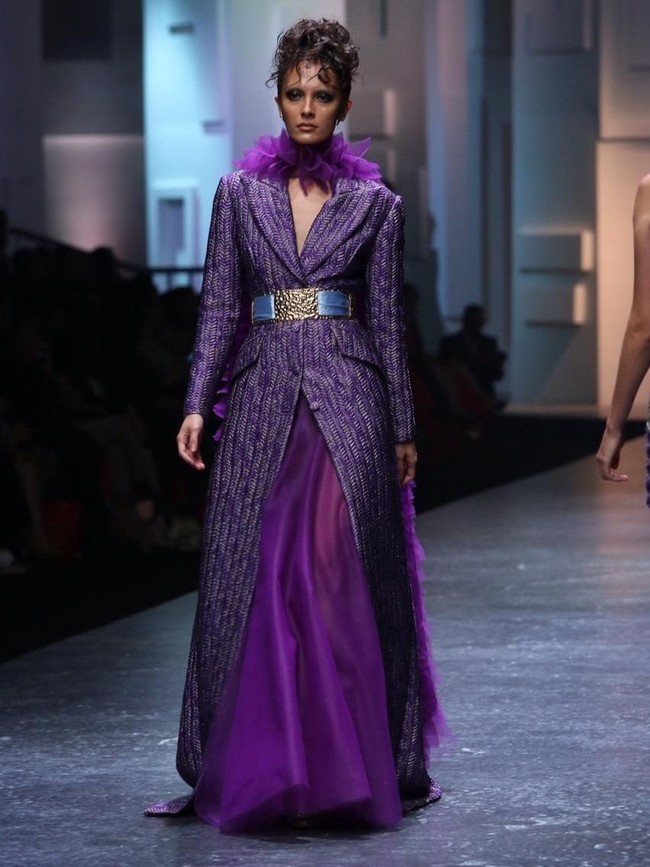 Adibusana bukan cuma tentang gaun bersiluet megar. Busana malam dalam bentuk yang lebih kasual seperti blazer panjang  dengan padanan panjang yang dihiasi aksen bulu hingga minidress dengan dekorasi ruffle yang gigantis nan dramatis menjadi tawaran Sebastian Gunawan Couture.  (Foto: Dok. Tim Muara Bagdja)