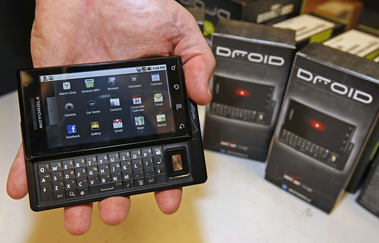 OREM, UT -  NOVEMBER 5: Motorolas new Droid smart phone sold through Verizon is shown here after it was unboxed at the verizon store November 5, 2009 in Orem, Utah. The Google powered Droid is being released by Verizon November 6, 2009. (Photo by George Frey/Getty Images)
