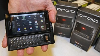 Motorola Droid/Motorola Milestone. Diluncurkan di AS pada 17 Oktober 2009. Sekaligus memunculkan penampakan pertama Eclair (Android 2.0). (Foto: George Frey/Getty Images)