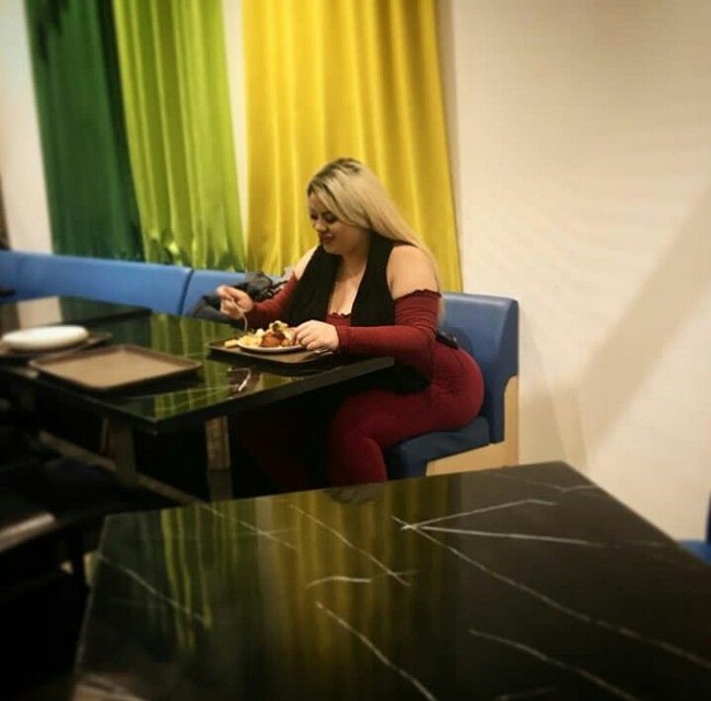 Wanita bernama Natasha Crown punya obsesi dengan bokongnya. Ia ingin punya bokong jumbo sehingga bisa jadi bokong terbesar sedunia. Foto: Dok. Instagram Natasha Crown