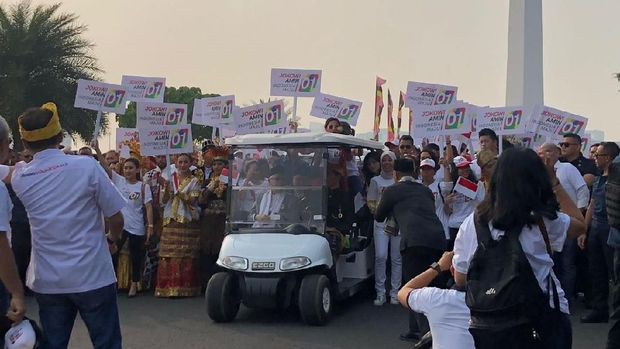 Jokowi memakai adat Bali, Ma'ruf Amin memakai jas dan sarung 