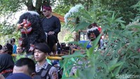 Sementara itu Emil menegaskan kedatangannya ke acara tersebut bukan sebagai kelembagaan melainkan pribadi.