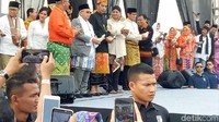 Momen unik berikutnya ialah saat burung yang dilepas cawapres Maruf Amin tak terbang. (Foto: Gaya Maruf Amin di deklarasi kampanye damai/Gibran-detik)