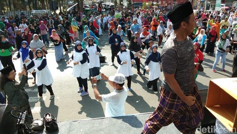 Usai Jalan Sehat Pakai Sarung Warga Kediri Diajak Goyang 