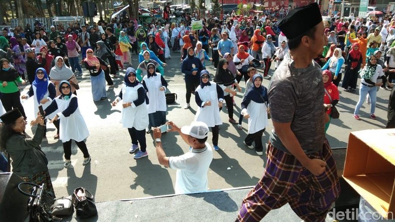 Usai Jalan Sehat Pakai Sarung Warga Kediri Diajak Goyang Usai Jalan Sehat Pakai Sarung Warga Kediri Diajak Goyang