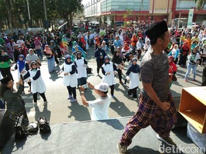 Usai Jalan Sehat Pakai Sarung, Warga Kediri Diajak Goyang Dayung