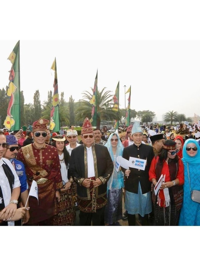 Baju yang sama ternyata pernah dipakai SBY saat menerima gelar kehormatan adat Banjar Yang Mulia Paduka Tuan Tutuha Banua nan Batuah, pada 24 Oktober 2013 silam. Istrinya, Ani Yudhoyono, mengonfirmasi hal tersebut di kolom komentar Instagram. (Foto: Instagram/@aniyudhoyono)