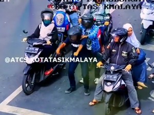 Sudah Pakai Helm, Eh Dua Orang Ini Malah Lupa Bawa Motornya