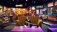 Kemal Palevi awalnya aktif sebagai komedian dari Stand Up Comedy Indonesia. Kemal sekarang sibuk menjadi aktor, ia juga hobi traveling. Ini gayanya saat mengunjung set kafe dari serial Friends di Amerika. Foto: Instagram @kemalpalevi