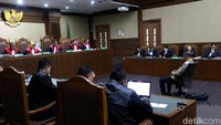 Menyatakan terdakwa Syafruddin Arsyad Temenggung telah terbukti secara sah dan meyakinkan menurut hukum bersalah secara melakukan tindak pidana korupsi, kata ketua majelis hakim Yanto saat membacakan amar putusan dalam sidang di Pengadilan Tipikor, Jalan Bungur Besar Raya, Jakarta, Senin (24/9/2018).