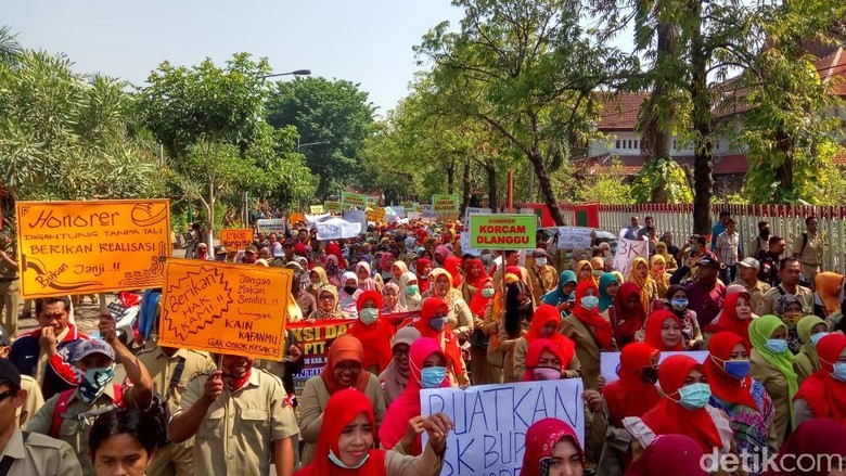 Digaji Rp 300 Ribu/Bulan, Pegawai Honorer di Mojokerto Demo Digaji Rp 300 Ribu/Bulan, Pegawai Honorer di Mojokerto Demo