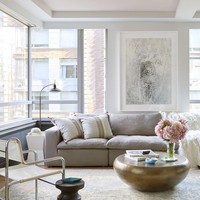 Dikatakan jika apartment yang ditinggalinya dengan sang istri dan anak tersebut bernilai $5.5 juta atau setara Rp 81 miliar. Tempat tinggal seluas 2,095 kaki persegi itu memiliki tiga kamar tidur dan empat kamar mandi. Bagian ruang tamu ini pun sengaja dibuat besar dan cozy dengan aksen corak binatang dan lukisan. Foto: Instagram @caseyneistat