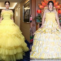 Kembali memparodikan gaun Chompoo Araya, kali ini Sine memakai gaun yang seluruhnya dihiasi durian. Dia memakai durian yang totalnya mencapai 25 kg. Foto: Instagram @framsook_lek_lek
