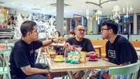  Ngemil di kafe sambil ngopi dan minum es teh manis, Kemal terlihat akrab dan santai sambil mengobrol bersama teman-temannya. Foto: Instagram @kemalpalevi