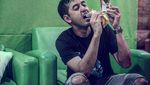 Punya Gaya Kocak, Kemal Palevi Pasang Muka Lucu Saat Makan Es Krim