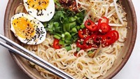 Biar istimewa, tambahkan telor rebus, cabe iris , tauge dan daun bawang iris. Nutrisinya komplet perutpun kenyang.  Foto: Instagram